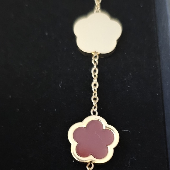 Clover Stainless Steel Gold Plated Elegant Bracelet. - Picture 4 of 6